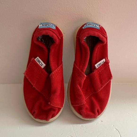 🛍️ Bright candy apple red, baby Tom’s, size 5 🍎 - Picture 8 of 11
